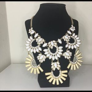 White/beige elegant necklace